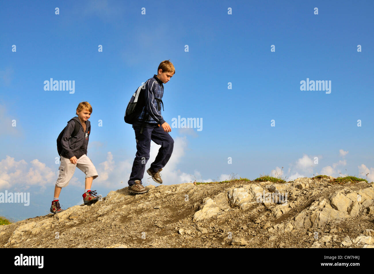 Due ragazzi escursionismo a Nebelhorn, in Germania, in Baviera, Allgaeuer Alpen Foto Stock
