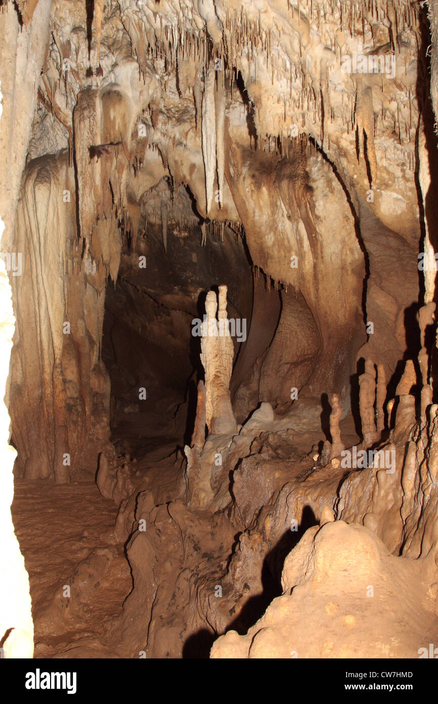 Stranamente sagomate stalattiti e dripstone cascata presso la grotta di stalattiti a Cheow Lan Lake, Thailandia Phuket, Khao Sok NP Foto Stock