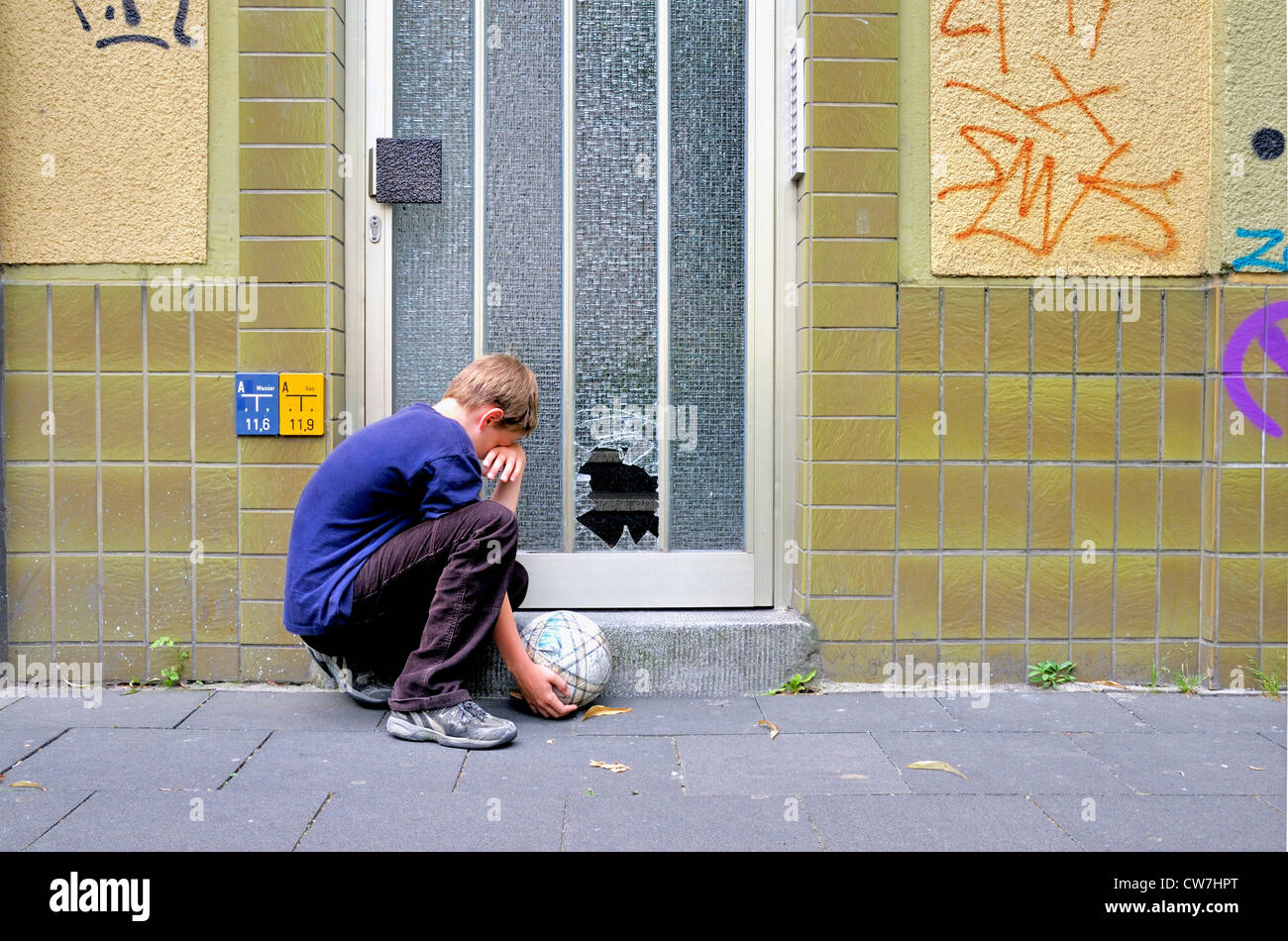 Pannello di vetro rotto con il calcio, Germania Foto Stock