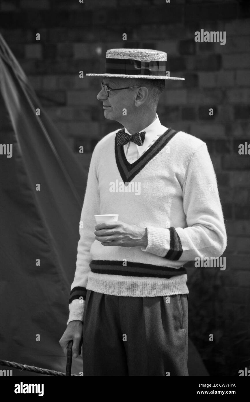 Gent in paglia navigante Hat ombrello e ponticello di cricket Foto Stock