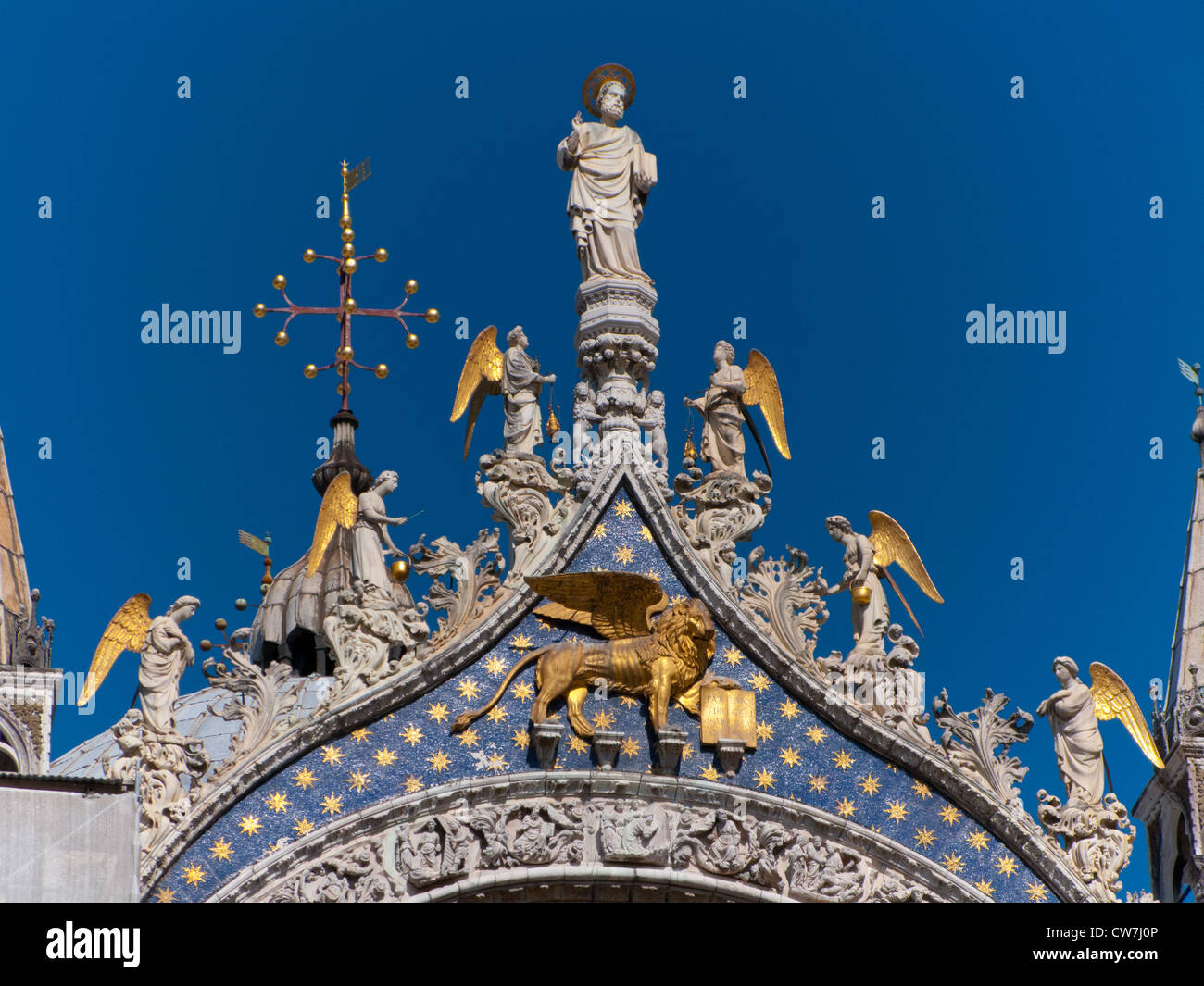 Oro leone alato emblema e la statua di San Marco (San Marco) Cattedrale Foto Stock