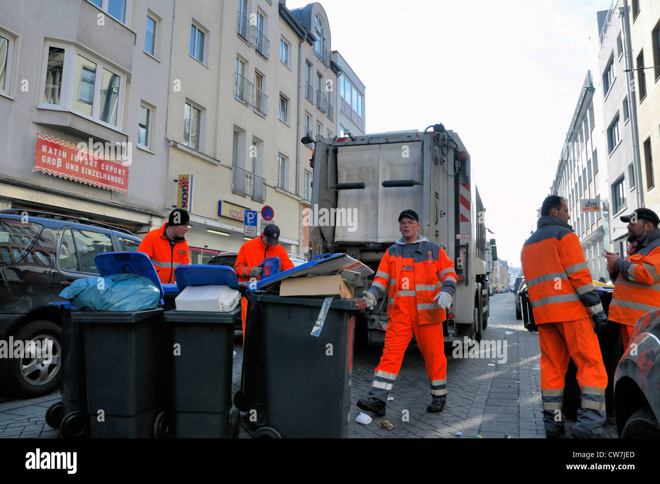 Per la raccolta di rifiuti di compensazione di servizio cassonetti, in Germania, in Renania settentrionale-Vestfalia, Colonia Foto Stock