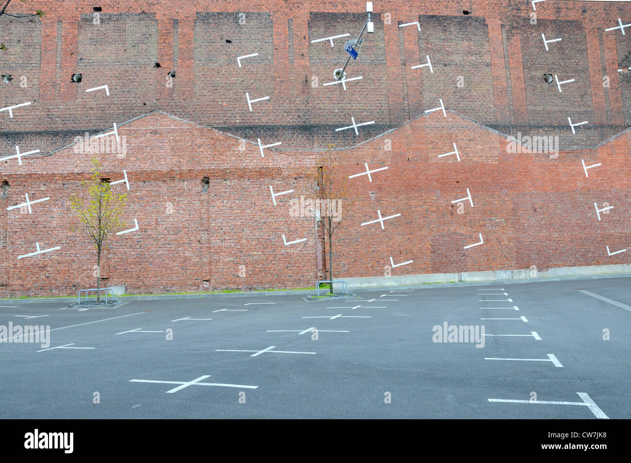 Progetto d'arte: il parcheggio baie dipinta su un parcheggio esteso sul muro di un edificio confinanti, in Germania, in Renania settentrionale-Vestfalia, Colonia Foto Stock