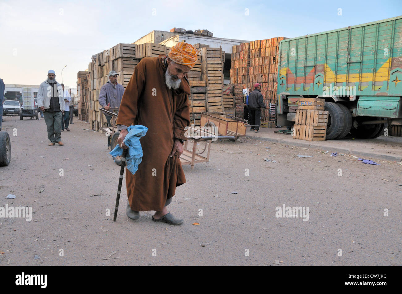 Il vecchio uomo sul luogo di mercato, Marocco, Inezgane Foto Stock