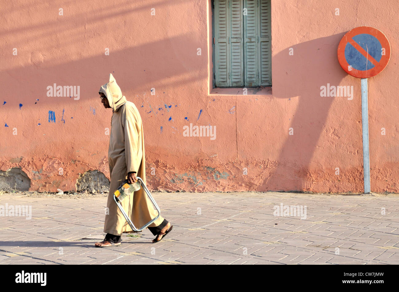 Uomo in djellabah tradizionali, Marocco Marrakech Foto Stock
