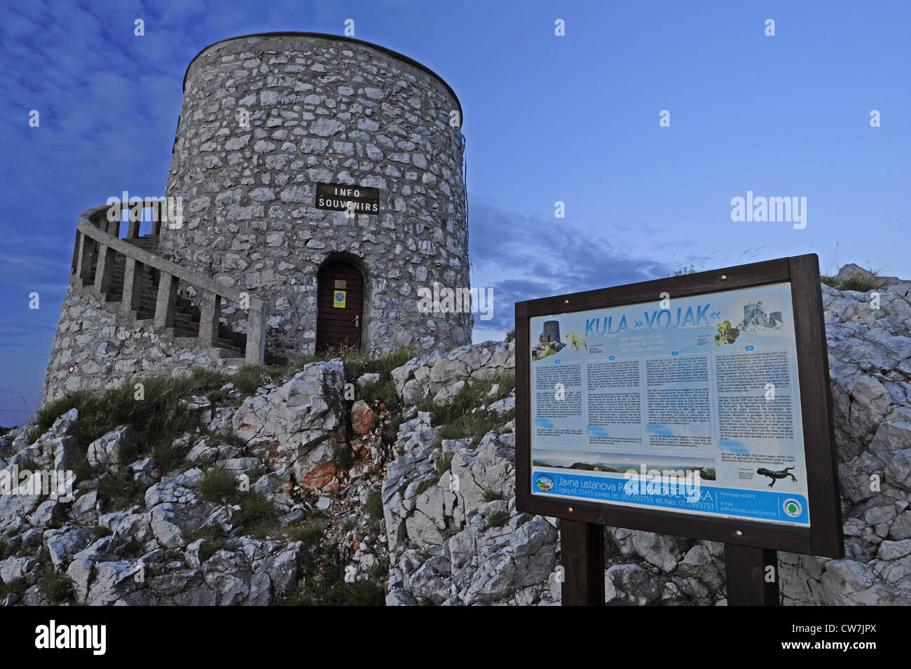 Look-out e le informazioni di segno Vojak sulla cima della montagna, Croazia, Istria, Ucka Naturpark Foto Stock