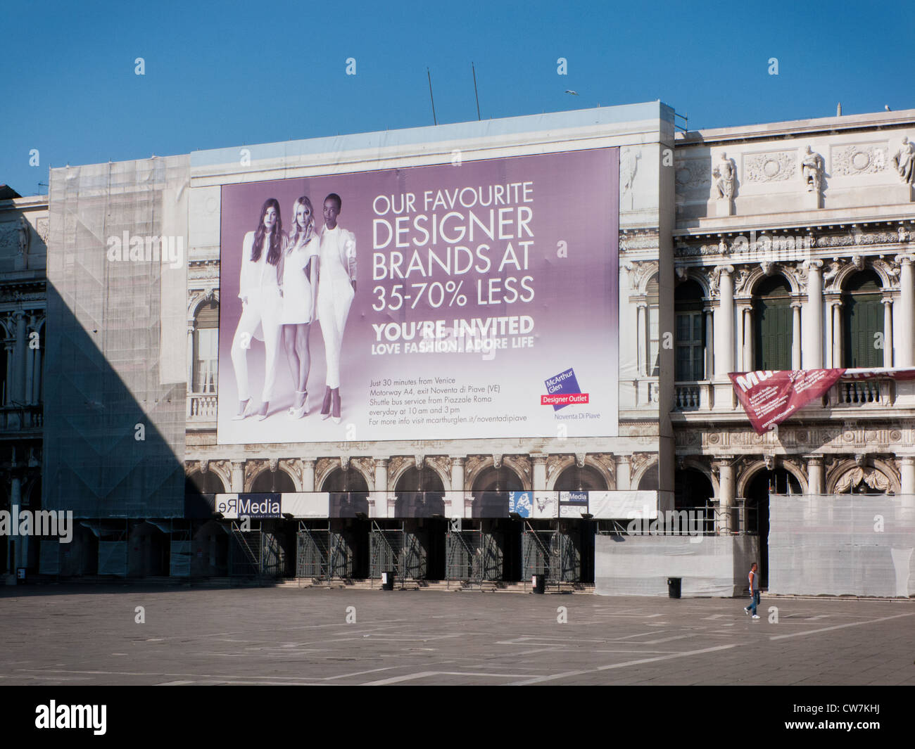 Piazza San Marco con un fashion outlet pubblicità sugli edifici, sponsorizzazione di lavori di restauro a Venezia, Italia Foto Stock