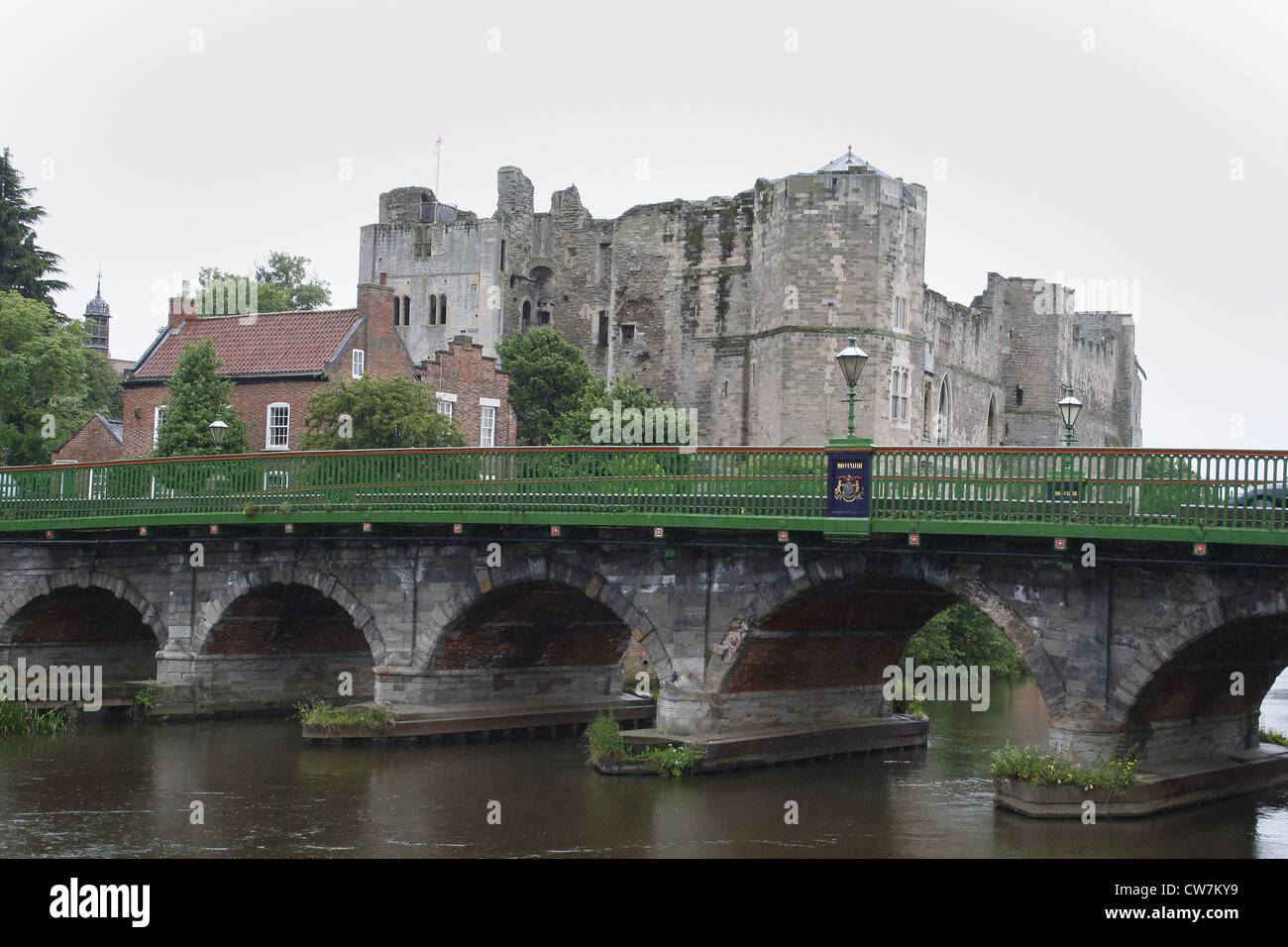 Great North Road Bridge con Newark Castle e Trent Bridge House in background Newark, Nottinghamshire, England, Regno Unito Foto Stock