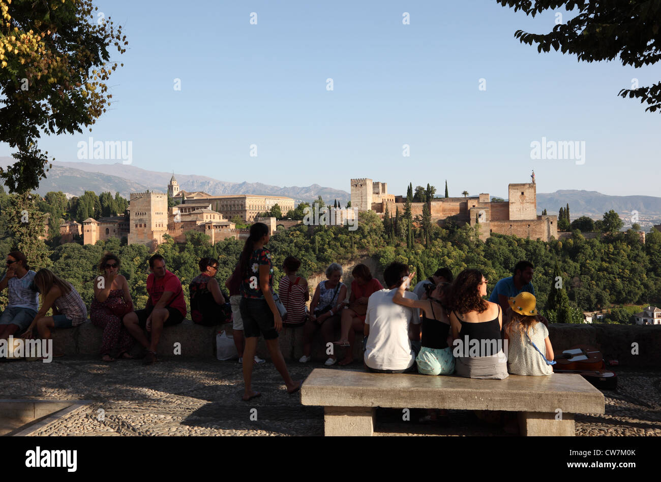 Turisti che si godono la vista della Alhambra di Granada, Andalusia Spagna Foto Stock