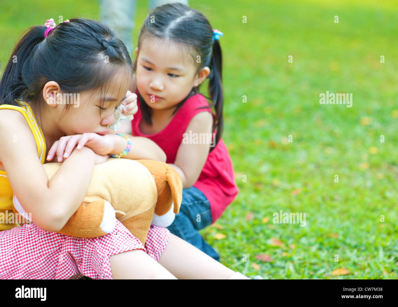 Bambina è consolante la sua sorella di pianto Foto Stock