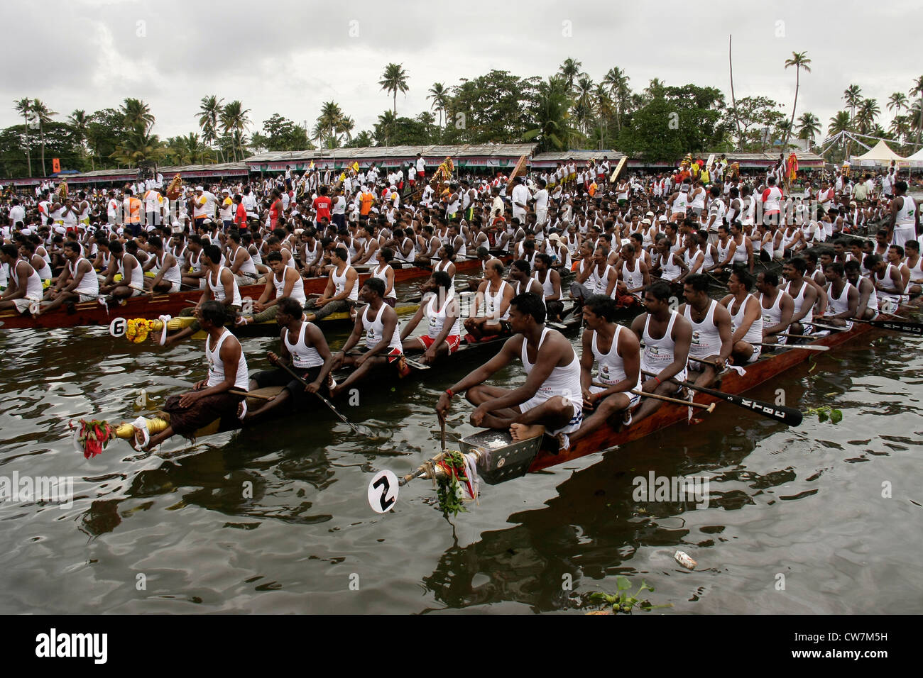 Rematori di massa facendo praticare dal trofeo nehru snake boat race o chundanvallam in alappuzha precedentemente noto come alleppey,Kerala, India Foto Stock