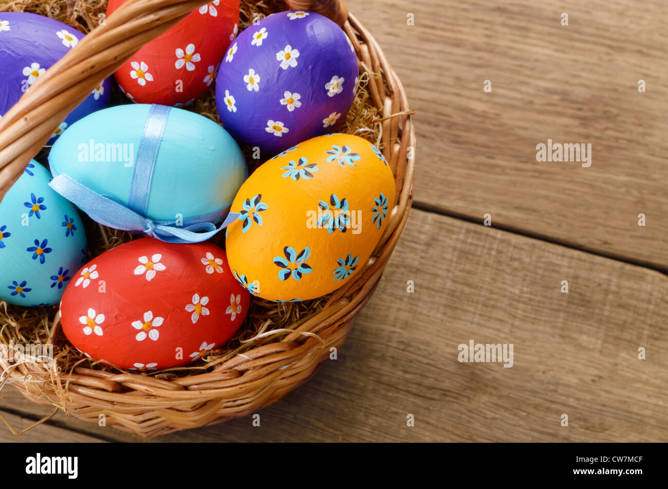 Cesto di pasqua con uova decorate Foto Stock