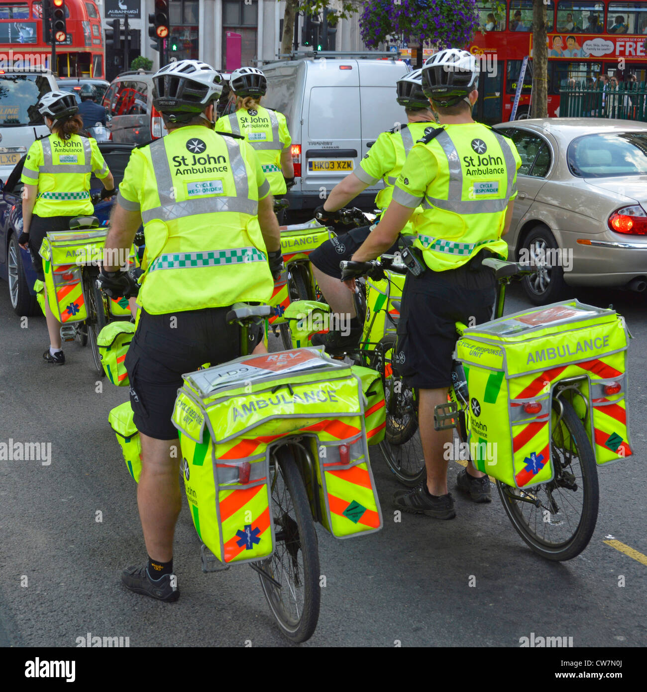 St John Ambulance alto viz gruppo di volontariato ciclo di primo soccorso Soccorritore in Trafalgar Square con giacca ad alta visibilità per moto & panniers Londra UK Foto Stock
