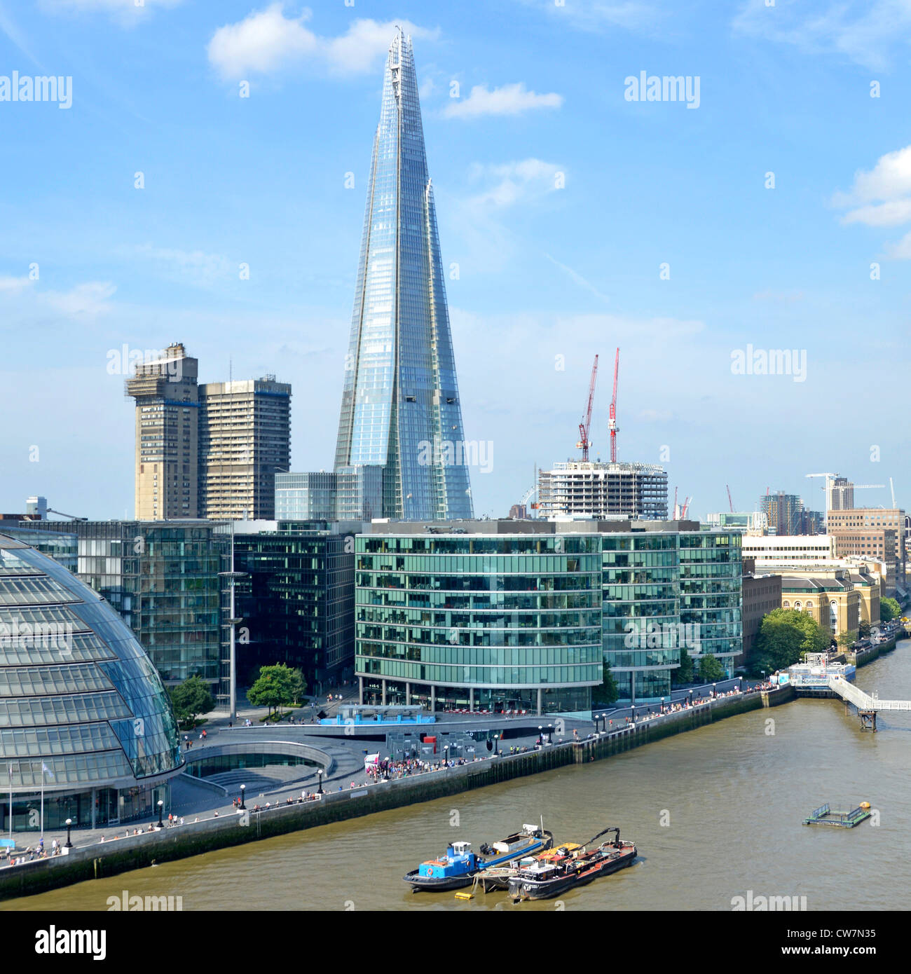 SCOOP in più Londra lungofiume sviluppo & Guys Hospital dominato Vicino Shard punto di riferimento grattacielo Southwark paesaggio accanto al fiume Tamigi Inghilterra REGNO UNITO Foto Stock