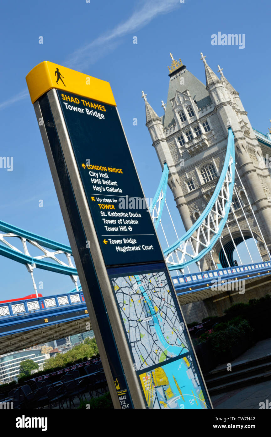 Leggibili strade wayfinding segno e mappa locale sul lato sud del fiume Tamigi a Southwark accanto il Tower Bridge di Londra Inghilterra REGNO UNITO Foto Stock