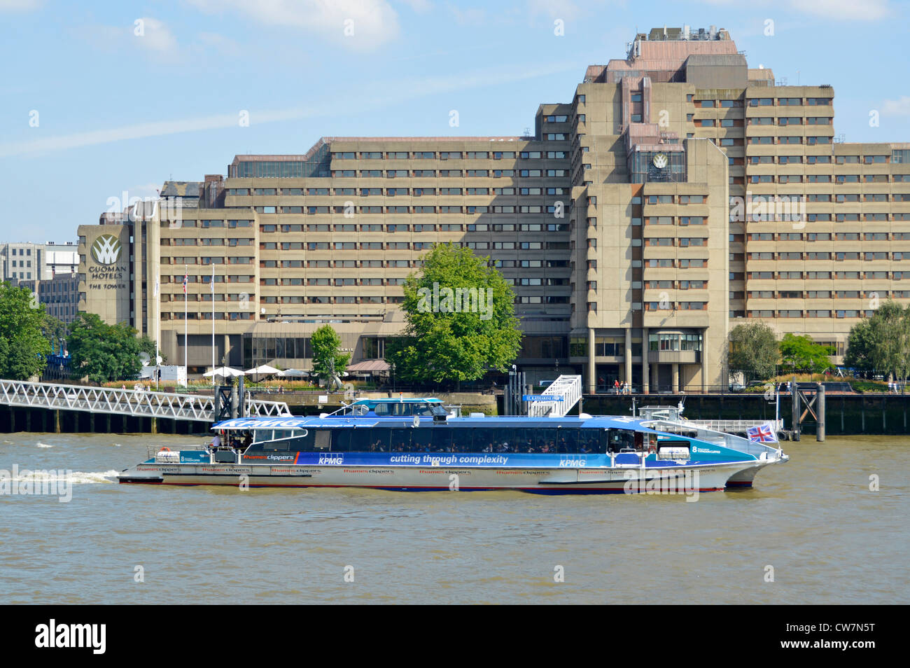Pubblicità di sponsorizzazione KMPG sul catamarano Thames Clipper che passa da St Katharine Pier & The Guoman Tower Hotel Londra Inghilterra Regno Unito Foto Stock