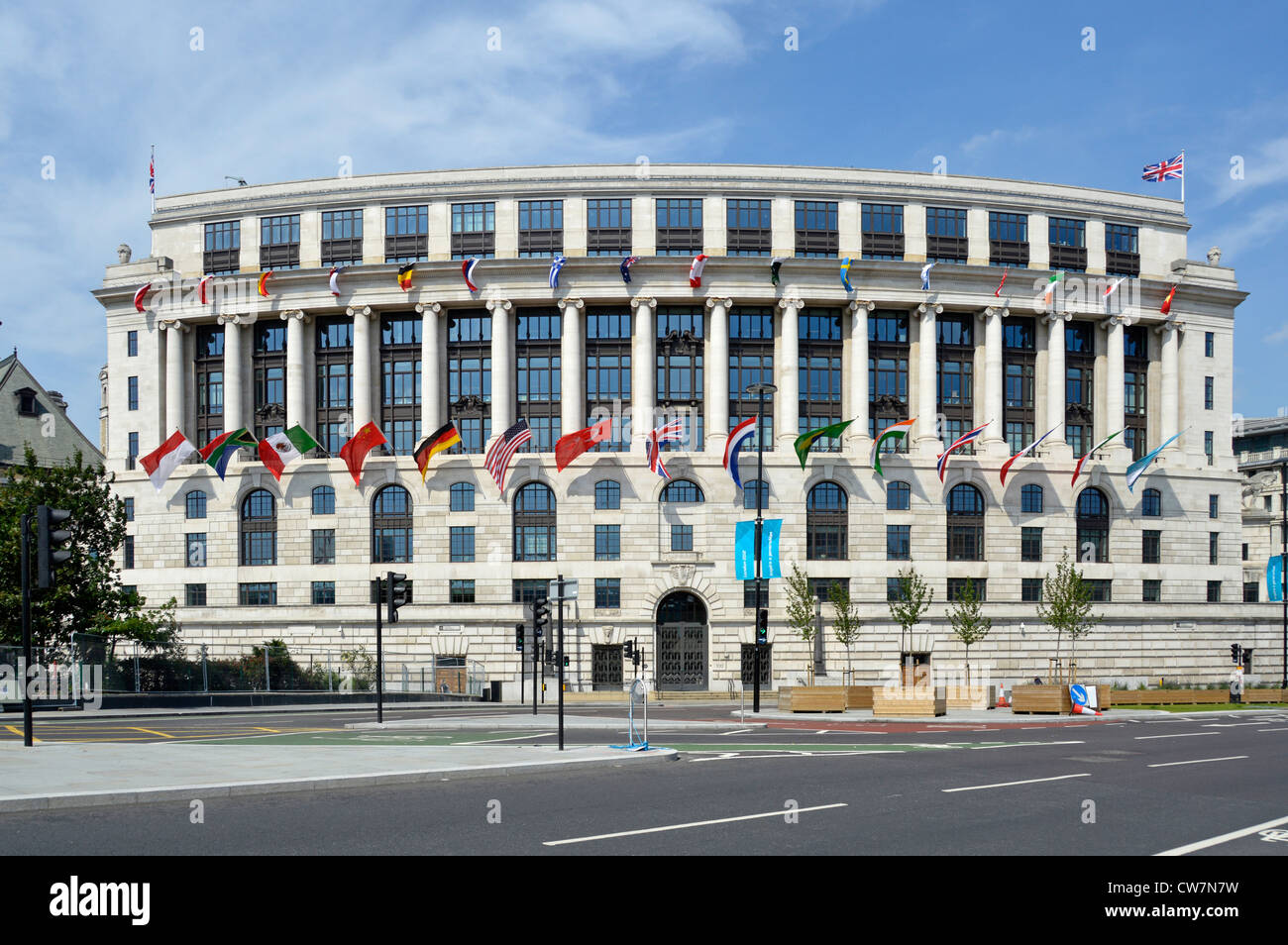 La Unilever House headquarters building con bandiere internazionali Blackfriars City di Londra Inghilterra REGNO UNITO Foto Stock