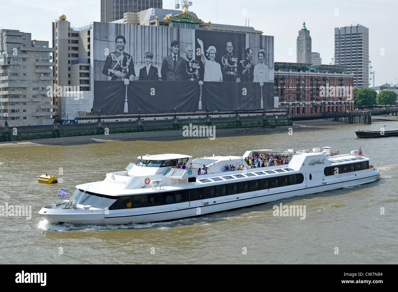 Storione argento noleggio privato Fiume Tamigi tour in barca passando grandi 1977 fotografia di UK Royal Family on Sea Containers House Foto Stock