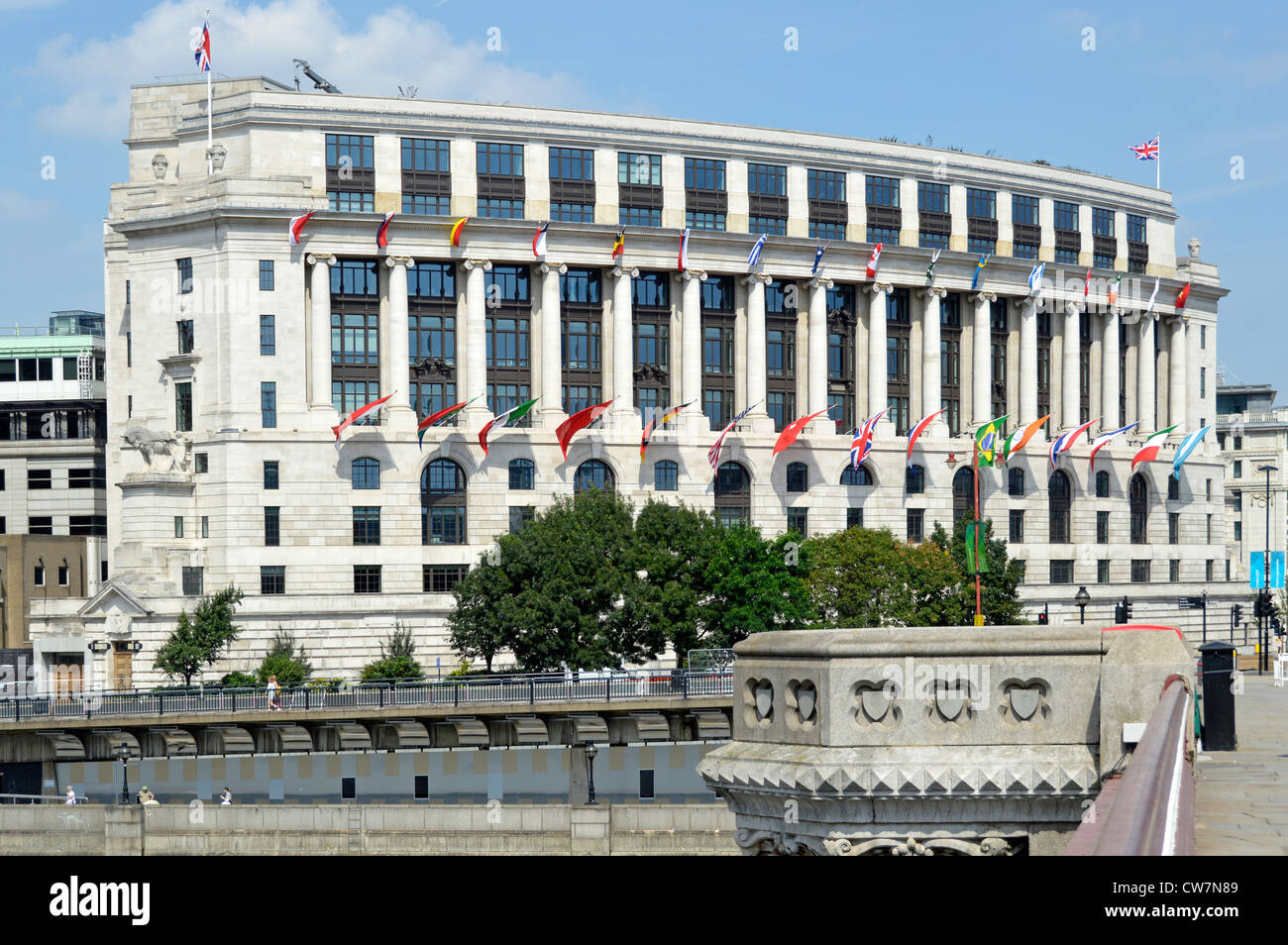 La Unilever House headquarters building con bandiere internazionali visto da di Blackfriars Bridge città di Londra Inghilterra REGNO UNITO Foto Stock