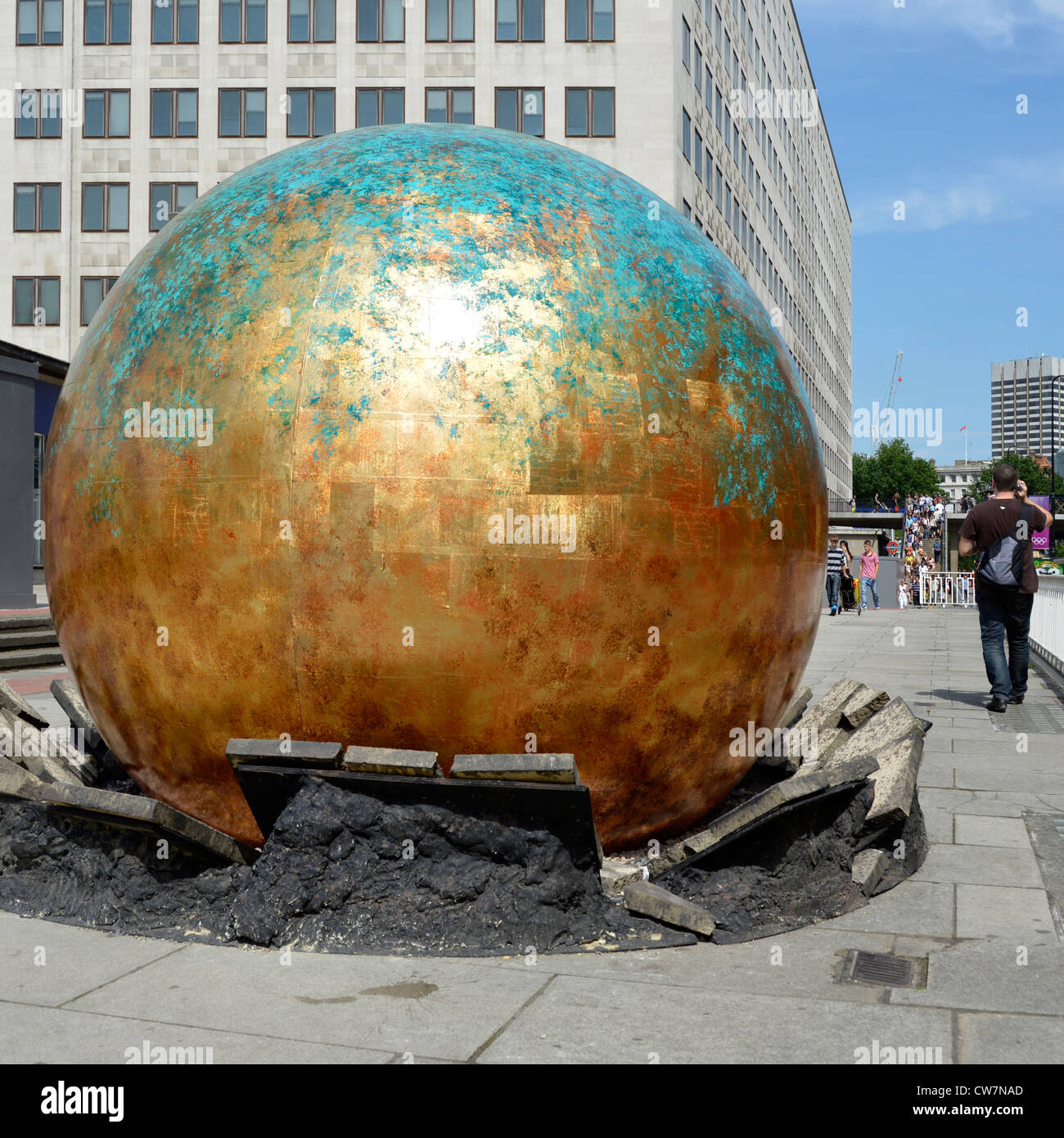 Un'idea fantasiosa per incoraggiare l'interesse e l'entusiasmo del pubblico alle Olimpiadi del 2012 con un colpo di grandi dimensioni, ha messo la scultura sul marciapiede a South Bank, Londra, Inghilterra, Regno Unito Foto Stock