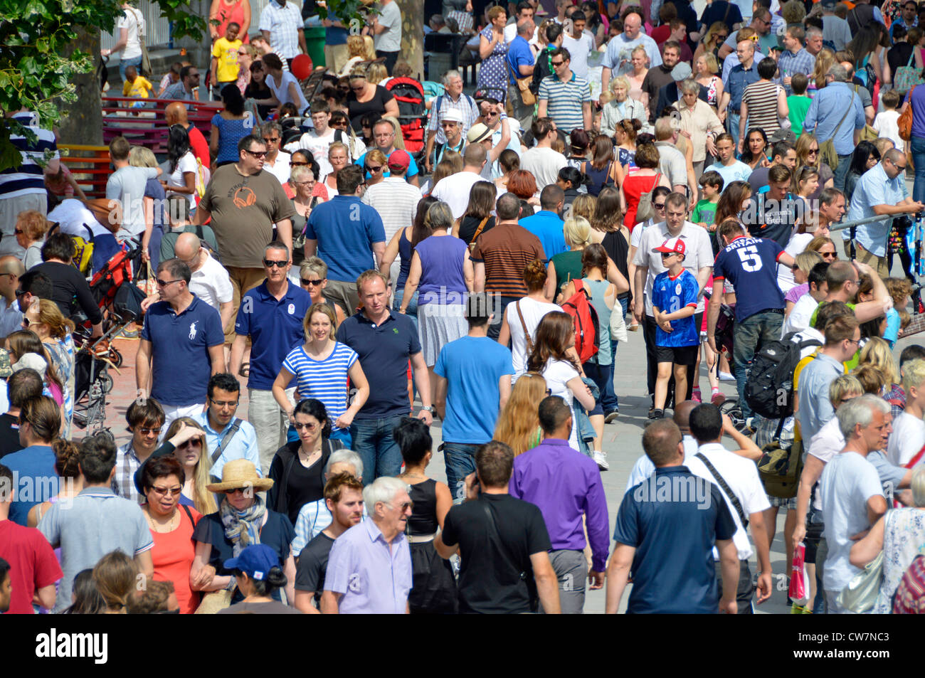 Una folla di persone a piedi lungo Southbank embankment Foto Stock