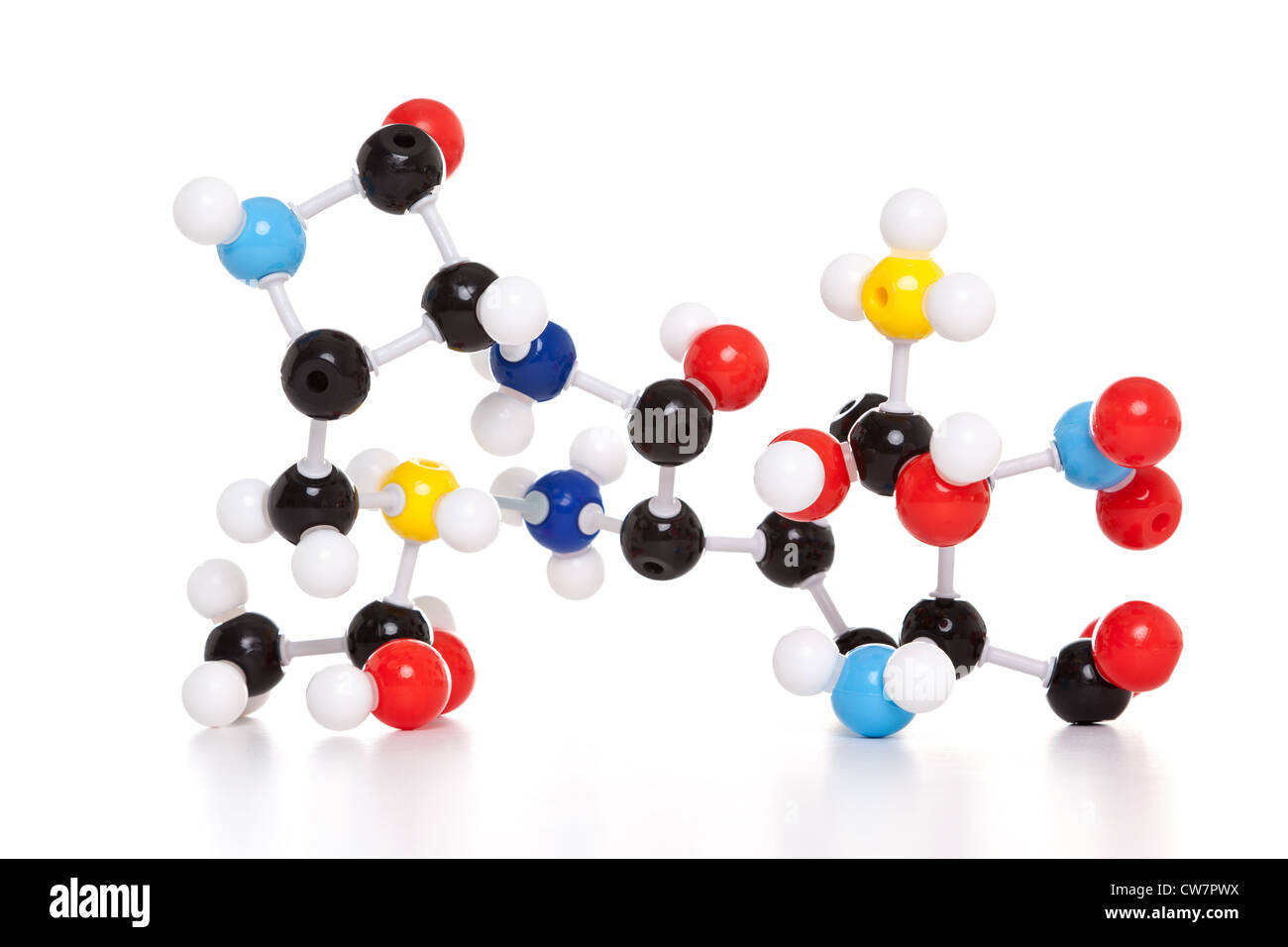 Foto di un atomo molecolare modello isolato su uno sfondo bianco. Foto Stock