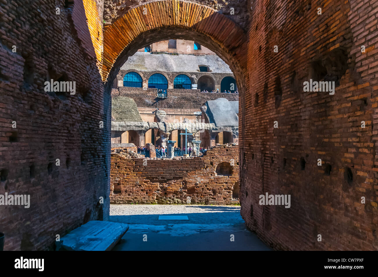 Vista del Colosseo guardando attraverso uno degli ingressi Foto Stock