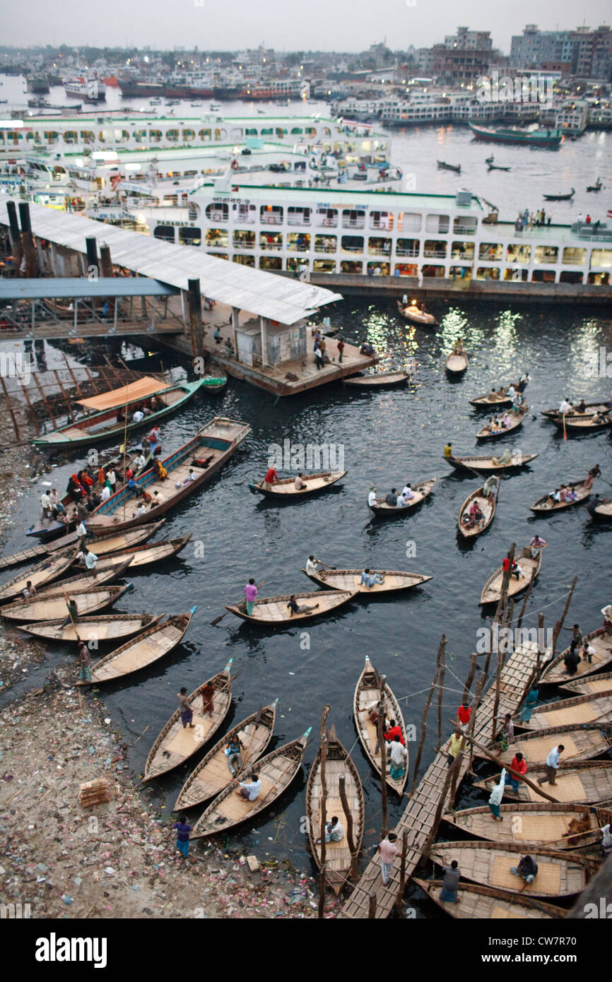 Piccole imbarcazioni al molo di Sadarghat area portuale della vecchia Dacca in Bangladesh. Foto Stock