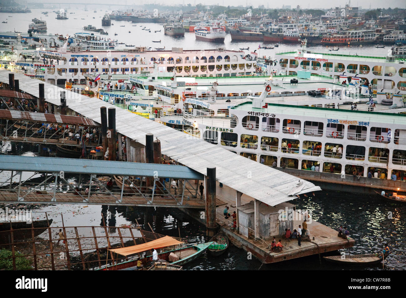 Una vista sul porto Sadarghat zona di vecchio Dacca in Bangladesh con grandi lancia in attesa per la partenza. Foto Stock