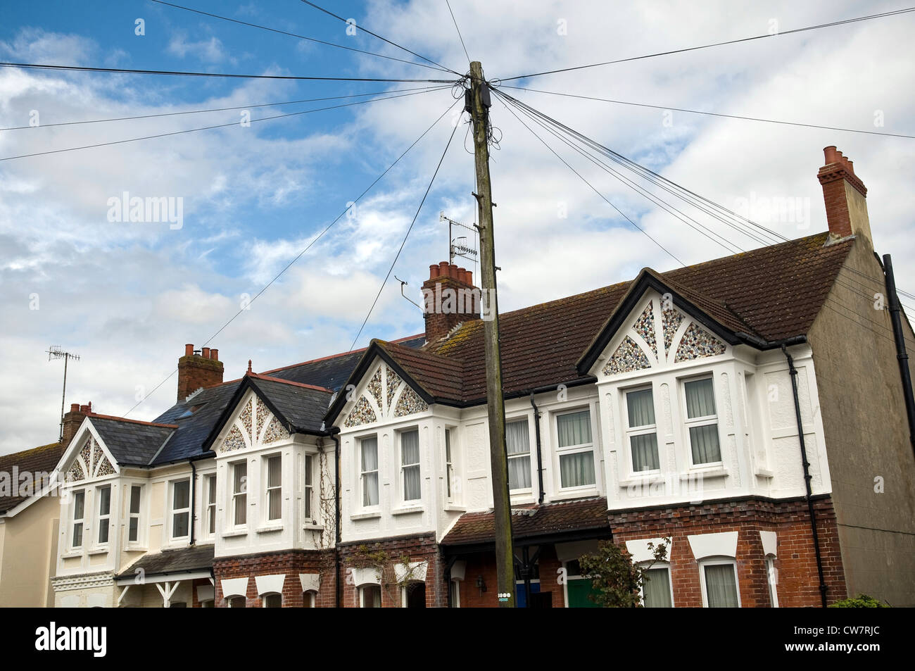 Insolito Edwardian case con gables decorata con pezzi rotti di stoviglie in ceramica a Worthing, West Sussex, Regno Unito Foto Stock