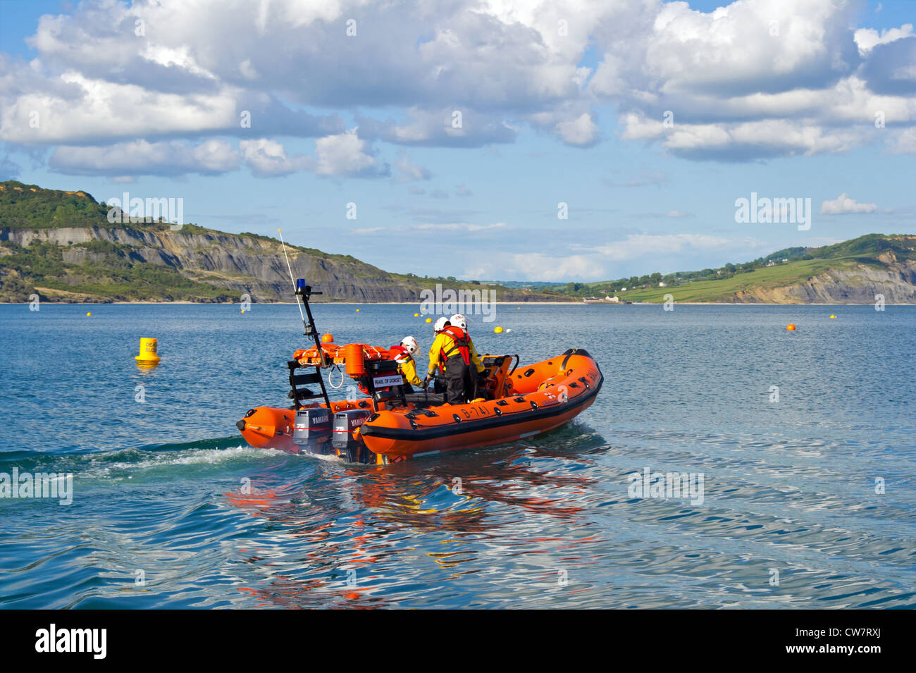 Scialuppa di salvataggio RNLI nervatura "Peral di Dorset' impostazione fuori da Lyme Regis Dorset Inghilterra Foto Stock