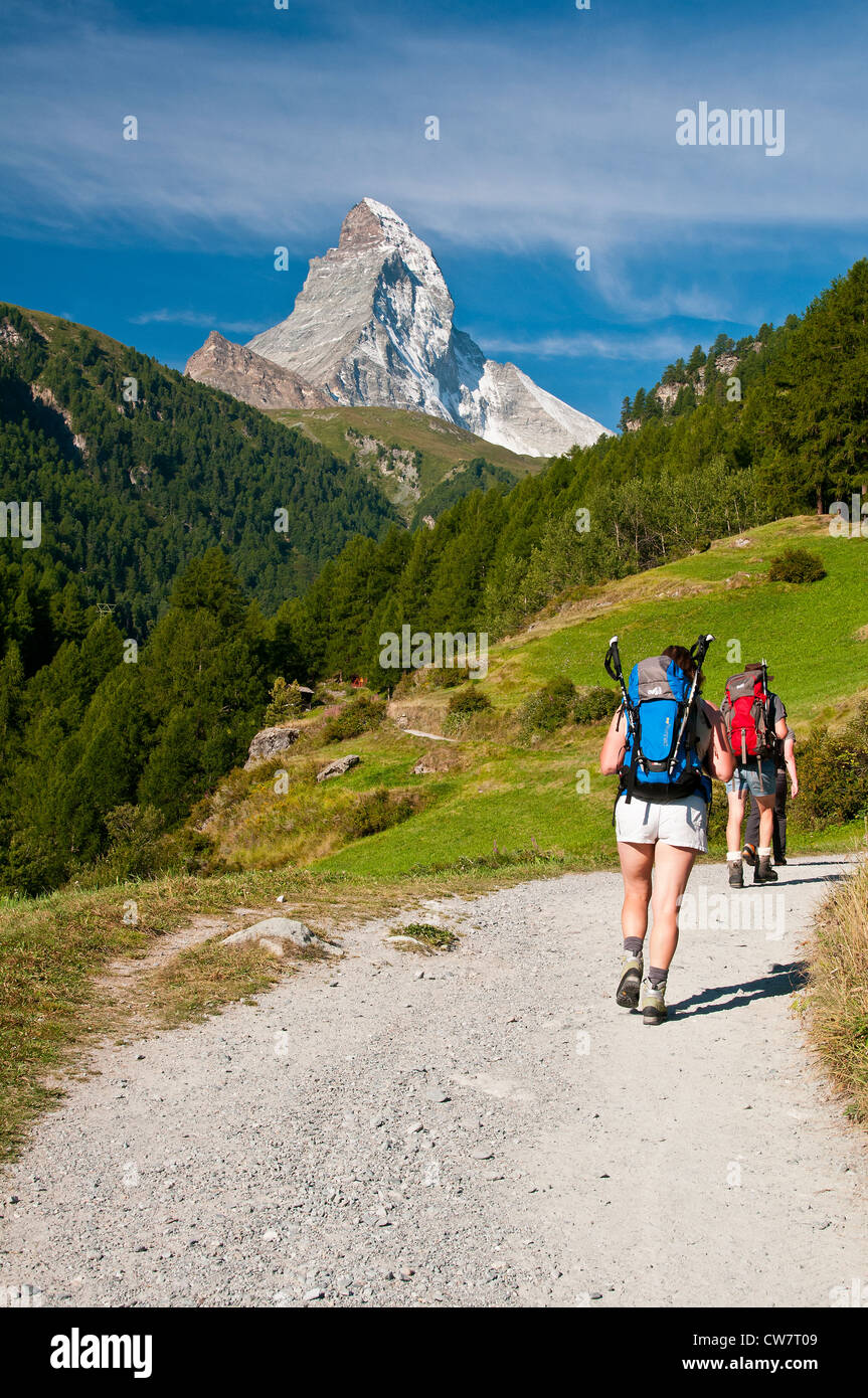 Gli escursionisti lungo un sentiero di montagna con il Cervino sullo sfondo, zermatt wallis o il Vallese, Svizzera Foto Stock