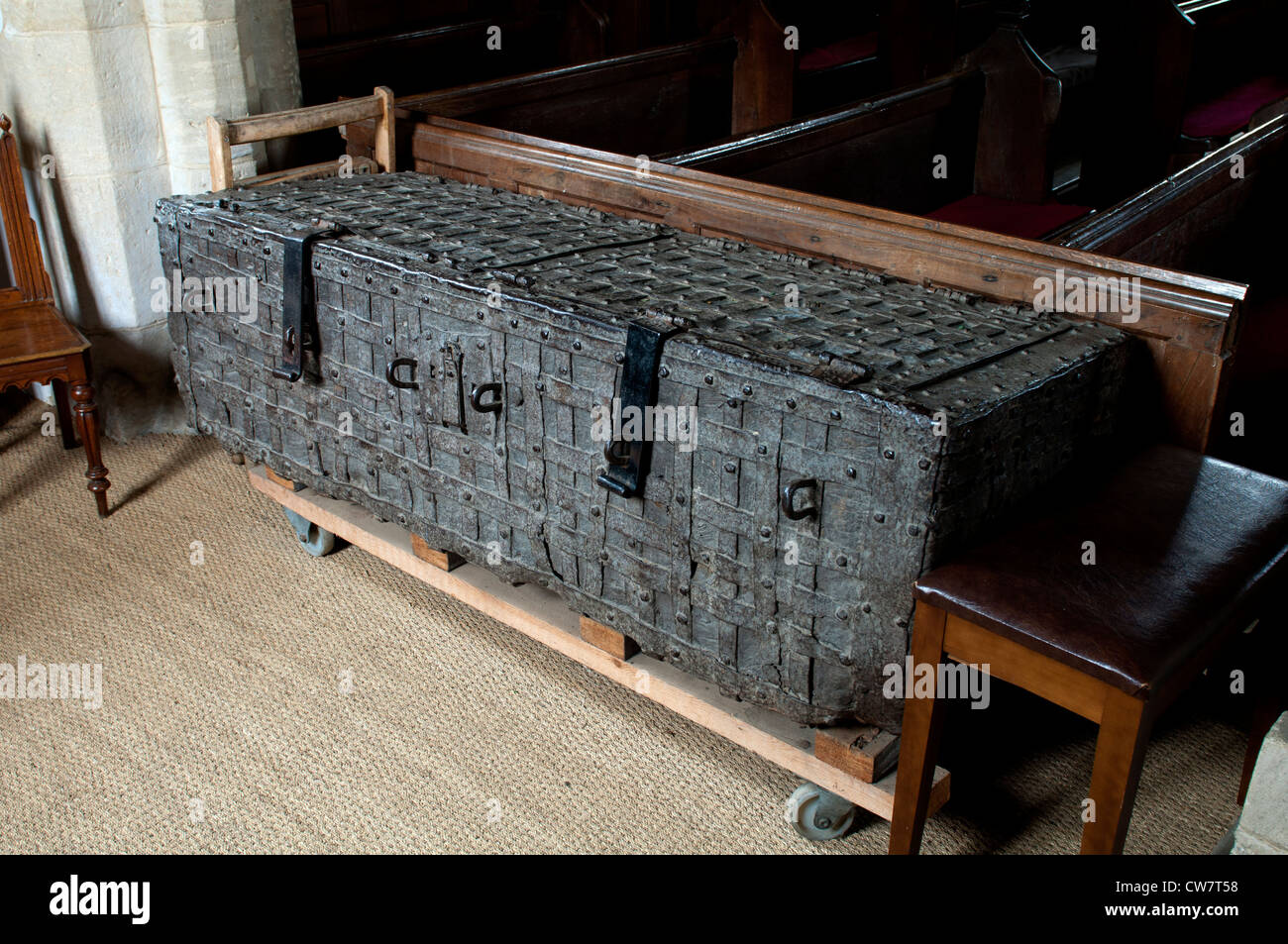 Vecchio scrigno di San Giacomo il Minore Chiesa, Sulgrave, Northamptonshire, Regno Unito Foto Stock