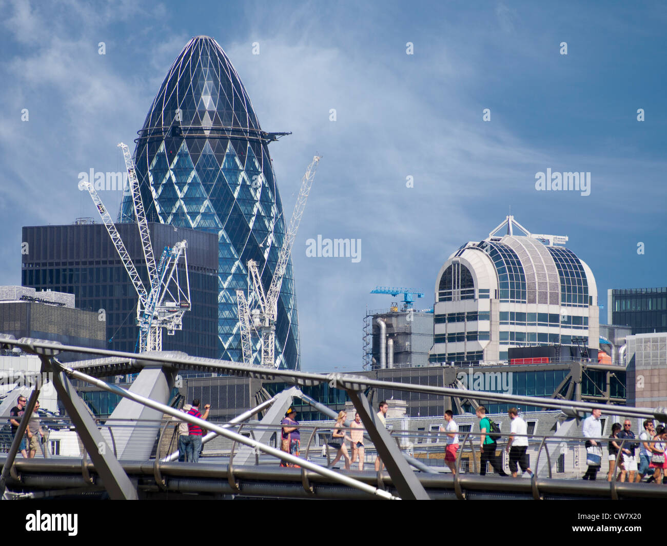 Il cetriolino e gru, Millennium Bridge in primo piano, Londra 2 Foto Stock