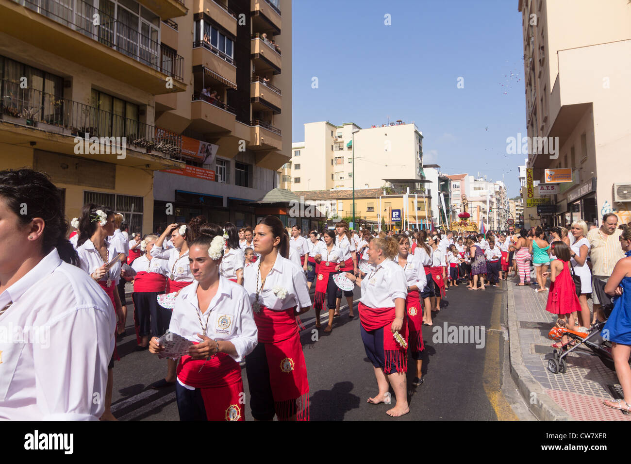 Local adoratori durante una processione religiosa Foto Stock