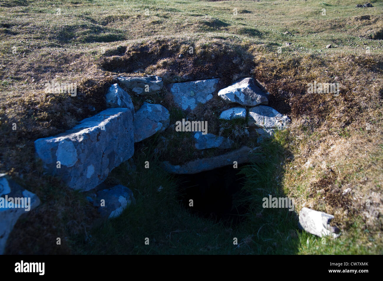 L'ingresso ad uno dei misteriosi soutterains sull'Isola di Canna, piccole isole, Scozia Foto Stock