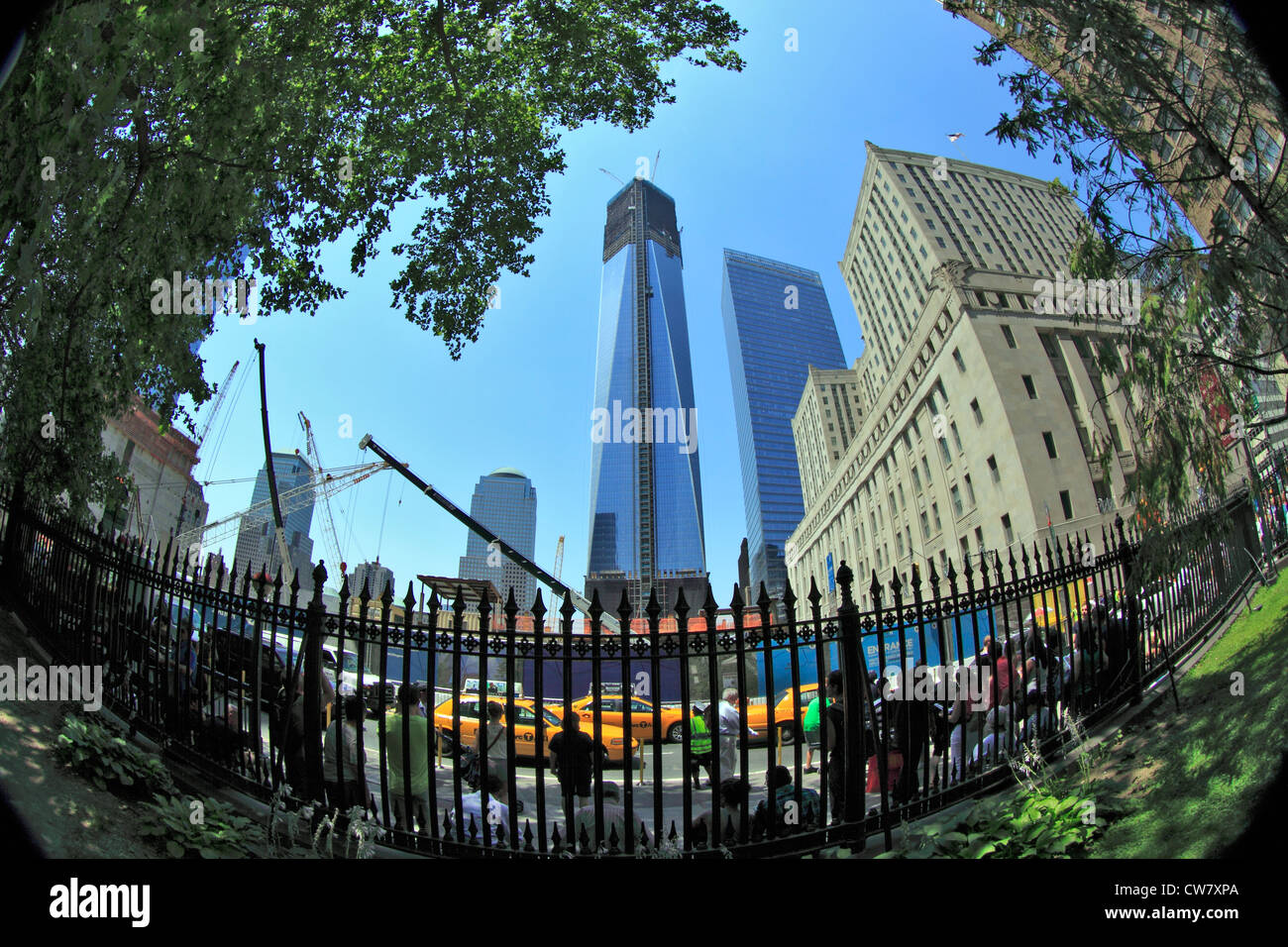 One World Trade Center in costruzione vista dal cimitero alla St. Pauls Church di Manhattan a New York City Foto Stock