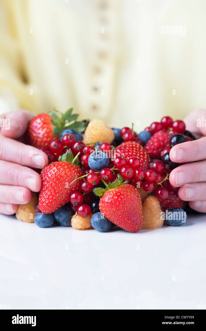 Womans mani tenendo la frutta fresca Foto Stock