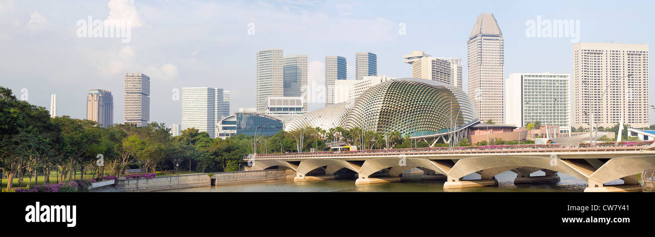 Singapore skyline della città lungo il fiume da Marina Esplanade Bridge Panorama Foto Stock