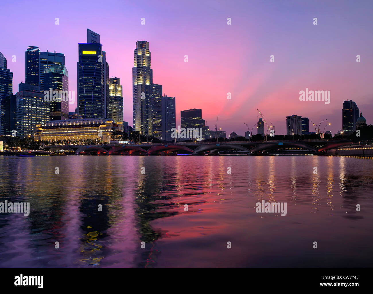 Singapore Central Business District Skyline lungo il fiume e Esplanade Bridge al crepuscolo Foto Stock