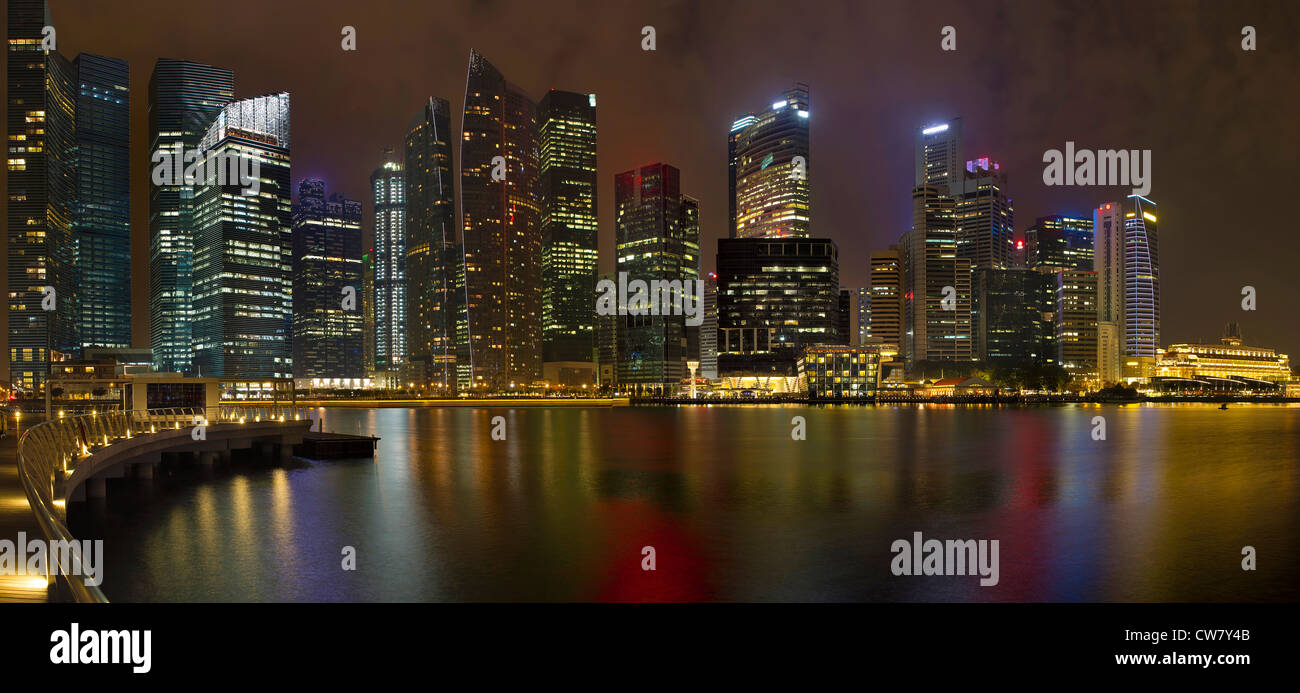 Singapore Central Business District Skyline lungo il fiume e la Spianata di panorama notturno Foto Stock