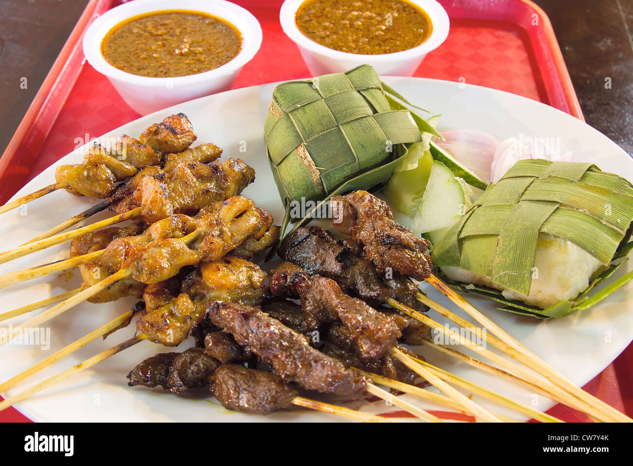 Carne di pollo e montone satay con Ketupat e salsa di arachidi salsa Closeup Foto Stock