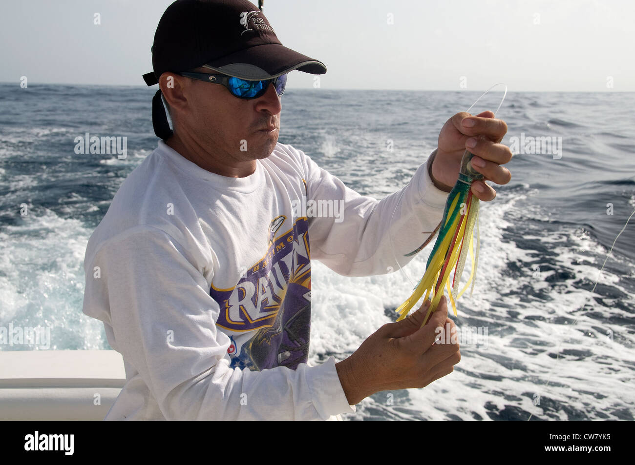 Gomma colorata-fiancheggiò esche sono i principali attrattori di nero e blu marlin in acque offshore. Foto Stock