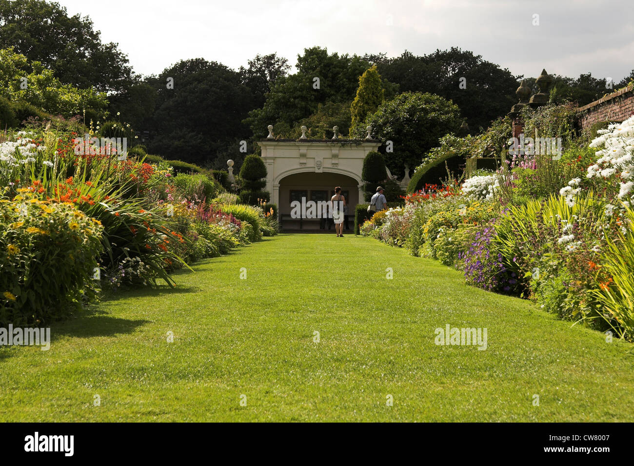 Il confine erbacee e alcove, Arley Hall e giardini, Cheshire, Regno Unito Foto Stock