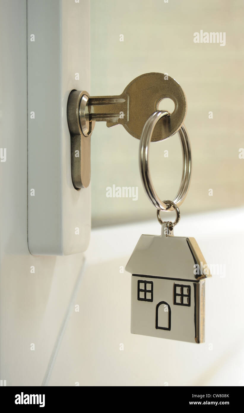 Chiave di casa nella serratura con chiave di casa FOB RI casa acquirenti prima volta l'acquisto di case case mercato alloggiamento ipoteche redditi REGNO UNITO Foto Stock