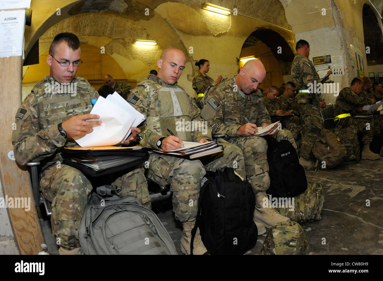 Gli aeristi della Guardia Nazionale aerea del Minnesota iniziano i loro lavori di elaborazione dei documenti presso il terminal PAX di Kandahar Airfield, Afghanistan, 10 agosto 2012. Il personale è schierato dalla 148th Fighter Wing della Guardia Nazionale aerea del Minnesota a sostegno della libertà di funzionamento durevole. Bull Dog F-16â€™s, piloti e personale di supporto hanno iniziato il loro spiegamento Air Expeditionary Force a metà agosto per assumere il controllo delle missioni di volo per l'ordine di volo e fornire un supporto aereo stretto per le truppe sul terreno in Afghanistan. Foto Stock