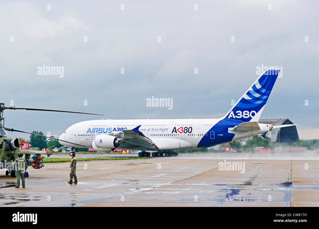 Un russo elicotteri da combattimento Ka-52 e Airbus A-380 superplane sul display a X aviazione internazionale e lo spazio salon MAKS 2011. Foto Stock