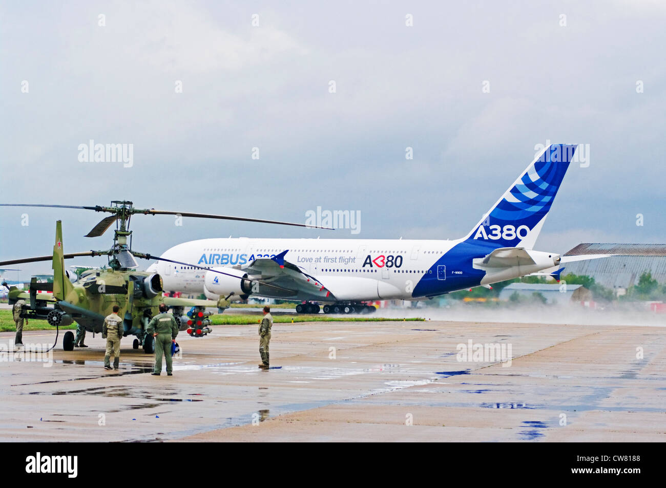 Un russo elicotteri da combattimento Ka-52 e Airbus A-380 superplane sul display a X aviazione internazionale e lo spazio salon MAKS 2011. Foto Stock