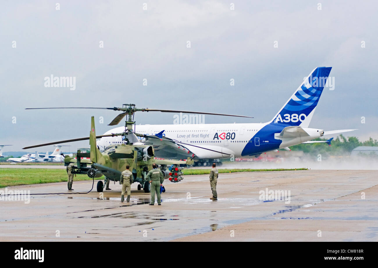 Un russo elicotteri da combattimento Ka-52 e Airbus A-380 superplane sul display a X aviazione internazionale e lo spazio salon MAKS 2011. Foto Stock