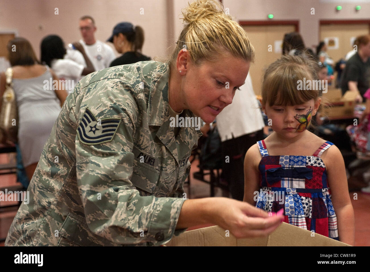 Tecnologia. SGT. Rebecca Palmer, 152nd Airlift Wing public Affairs Specialist, Nevada Air National Guard, raccoglie le forniture scolastiche con sua figlia, Alanah Palmer, 3, durante l'evento Operation Homefront's Backpacks for Back to School, 11 agosto 2012, a Las Vegas, Never. 1,300 zaini sono stati distribuiti in tutto lo stato durante l'evento. Foto Stock